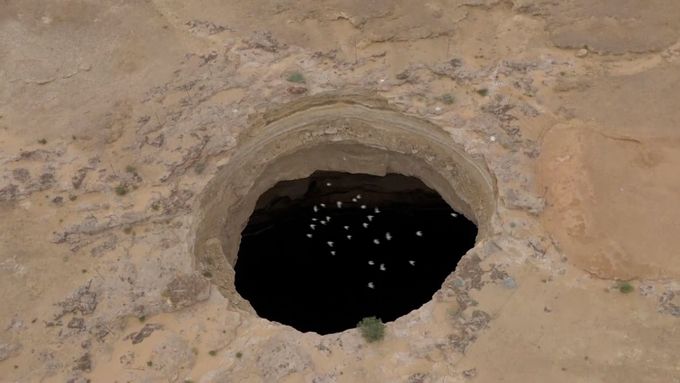 Tým jeskyňářů z Ománu uskutečnil pravděpodobně první sestup do takzvané "Pekelné studny“ - obrovské díry pod pouští ve východním Jemenu.