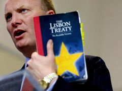 Řekněte ne. Ir Declan Ganley s výtiskem Lisabonské smlouvy. V Irsku mu ale momentálně příliš lidí nenaslouchá.