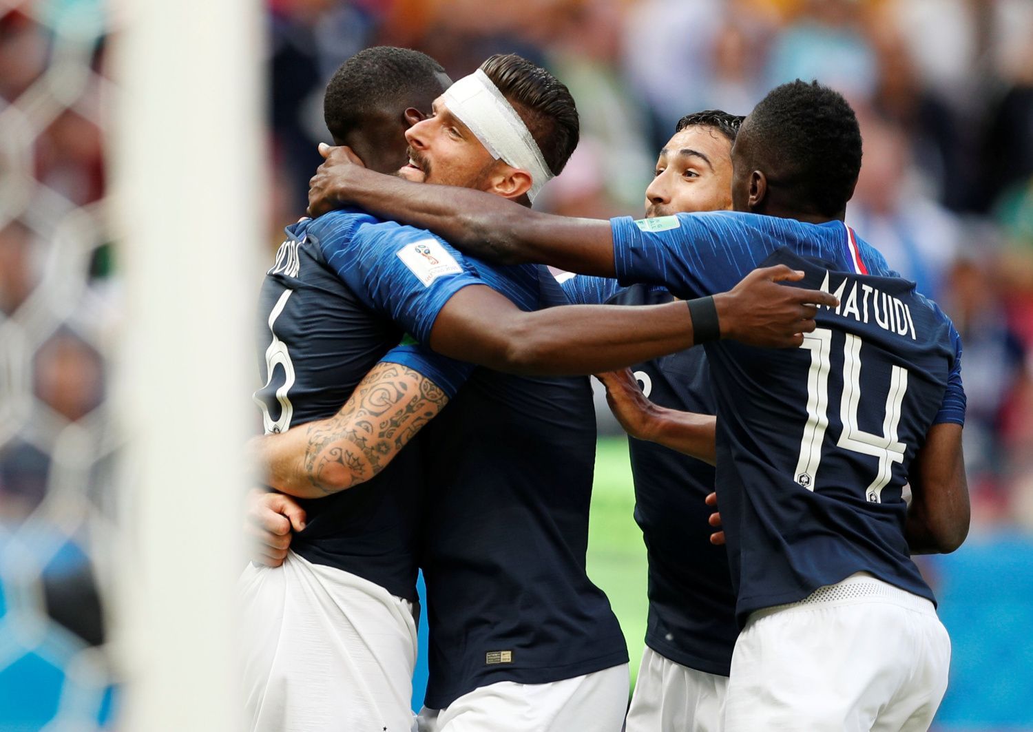 Paul Pogba slaví gól na 2:1 v zápase Francie - Austrálie na MS 2018