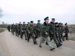 Ukrajinští vojáci opouštějí letiště Belbek na Krymu, 4. března 2014.