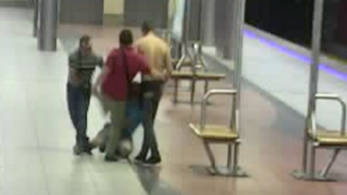 Policie hledá násilníky, kteří ve stanici metra Bořislavka brutálně napadli muže
