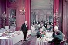 Opulentní večeři v Ritzu zachycuje fotografie pořízená v polovině 20. století.