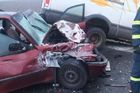 Srážku dvou aut a dodávky v Ústí nad Labem nepřežila řidička, dva lidé jsou zraněni