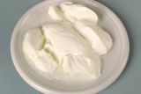 Ani kelímek jogurtu vám kapsu neutrhne. Reklamám na drahé "funkční jogurty" nevěřte. Trávení dopomáhá kterýkoliv jogurt, navíc je cenným obsahem vápníku a dalších živin.