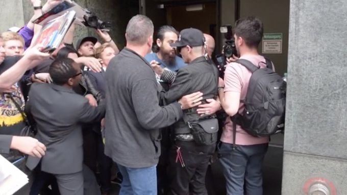 Johnny Depp se podepisuje fanouškům v Berlíně, 3. června  2018