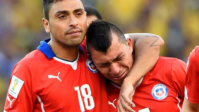 Prohlédněte si fotografie z emotivního prvního osmfinále MS, v němž fotbalisté Brazílie porazili Chile až na penalty i druhé zápasu, který dál poslal hráče Kolumbie,