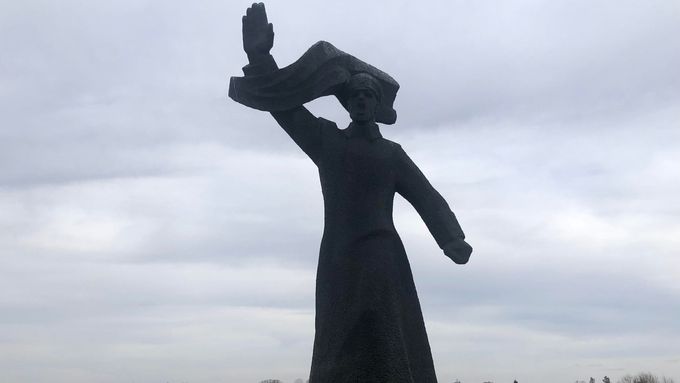 Socha symbolizující rozpory Lotyšska. Znázorňuje příslušníka Lotyšských střelců, z nich někteří bojovali za ruské bolševiky a někteří potom za nezávislost Lotyšska.