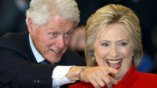 Bill a Hillary Clintonovi v Des Moines v Iowě.