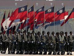 Slavnostní přehlídka barmských ozbrojených sil v novém hlavním městě Barmy/Myanmaru Naypyidaw