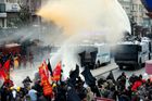 Turecké demonstranty zastavila policie slzným plynem