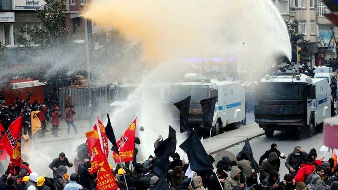 Náměstí Taksim je tradičním místem střetů demonstrantů s policií.