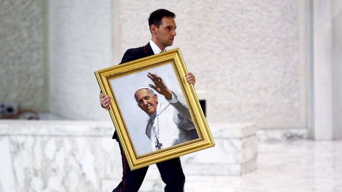 Papež František na obrazu ve Vatikánu.
