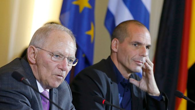 Novou levicovou řeckou vládu na jednání v Bruselu reprezentoval ministr financí Janis Varufakis (vpravo).