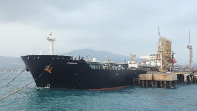Íránský tanker ve venezuelském přístavu El Palito.
