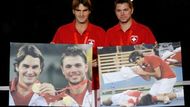 Roger Federer a Stanislas Wawrinka pózují s obrazy dokládajícími jejich olympijský triumf v Pekingu.