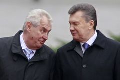 Zrušte pozvání Janukovyče, píší osobnosti Zemanovi