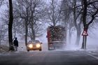 Dopravu v Česku komplikuje sníh, náledí i silný vítr