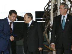Medveděv se zdraví s alžírským prezidentem Buteflikou, Bush přihlíží.