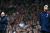 Fracnouzský elegán Arsene Wenger nosí oblek, ale na něj si často bere sportovní bundu. O této možnosti se studie nezmiňuje.