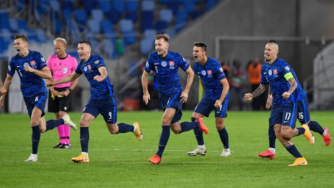Radost slovenských fotbalistů po vítězném rozstřelu proti Irsku