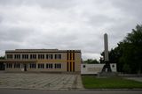 Centrum Sokolova. Muzeum s dnes již nepříliš využívaným parkovištěm a Památník sovětsko-československého bratrství z roku 1972.