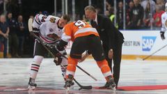 NHL v Praze, Philadelphia - Chicago: Dominik Hašek při čestném vhazování mezi Davida Kämpfa a Jakuba Voráčka