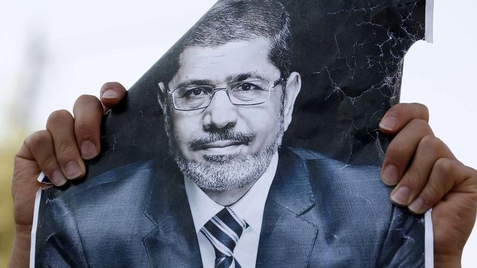 Sympatizant Muslimského bratrstva s plakátem Mursího.