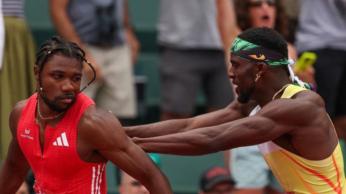 Kenneth Bednarek (vpravo) v cíli strčil do Noaha Lylese.