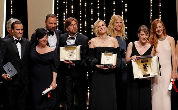 Vítězové letošního ročníku festivalu v Cannes, zleva: J. Phoenix, L. Ramsay, R. Ostlund, D. Kruger, L. Serraillová a L. Doschová.