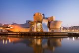 Guggenheimovo muzeum ve španělském Bilbau slouží od roku 1997 jako galerie moderního umění. Futuristická stavba architekta Franka Gehryho má vzhledem k sousedství řeky Nervion připomínat loď.