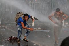 Maďarská policie zasáhla proti běžencům slzným plynem, zbila i srbské novináře