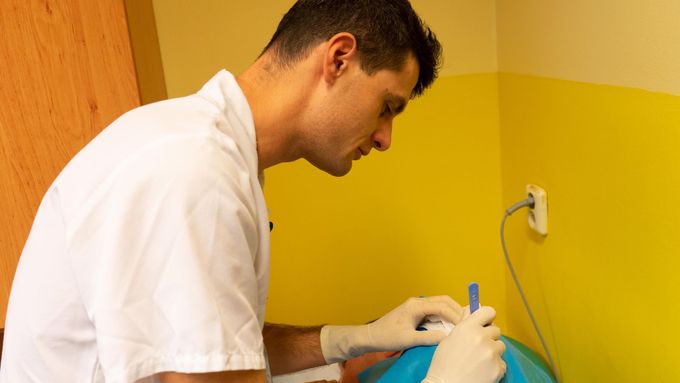 Diabetolog Jan Šoupal zavádí senzor pod kůži pacienta.