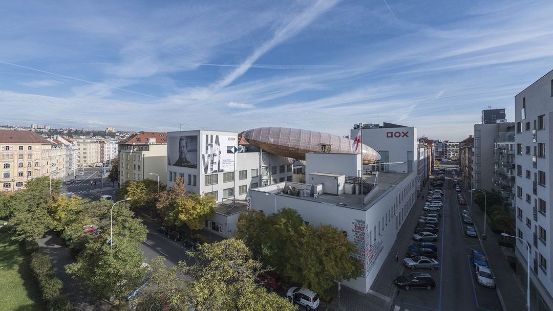 Centrum DOX, Vzducholoď Gulliver výtvarníka Petra Síse