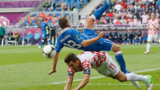 Emanuele Giaccherini a Darijo Srna v utkání Chorvatska s Itálií ve skupině C na Euru 2012