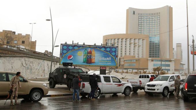 Bezpečnostní síly u hotelu Corinthia v libyjské metropoli Tripolisu.
