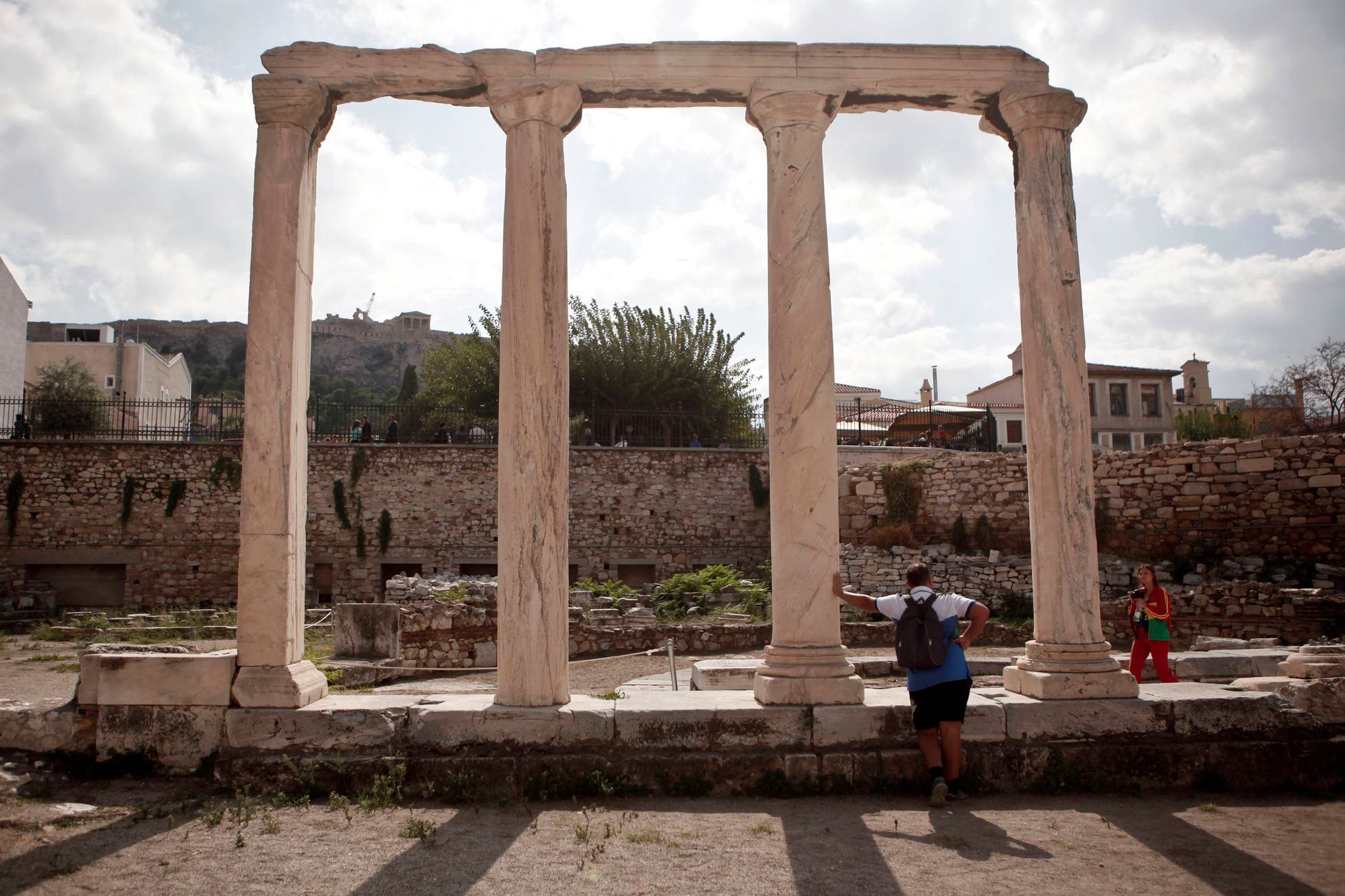 Turista odpočívá v centru Atén.