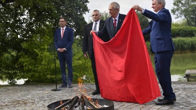Prezident Miloš Zeman členy skupiny v roce 2015 označil za "blbečky", červené trenýrky následně na zahradě Pražského hradu spálil.