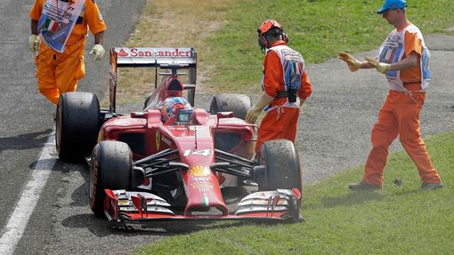 Ferrari Formula One driver Fernando Alonso of Spain stops the race as his car breaks down during the Italian F1 Grand Prix in Monza September 7, 2014. REUTERS/Stefano Rel