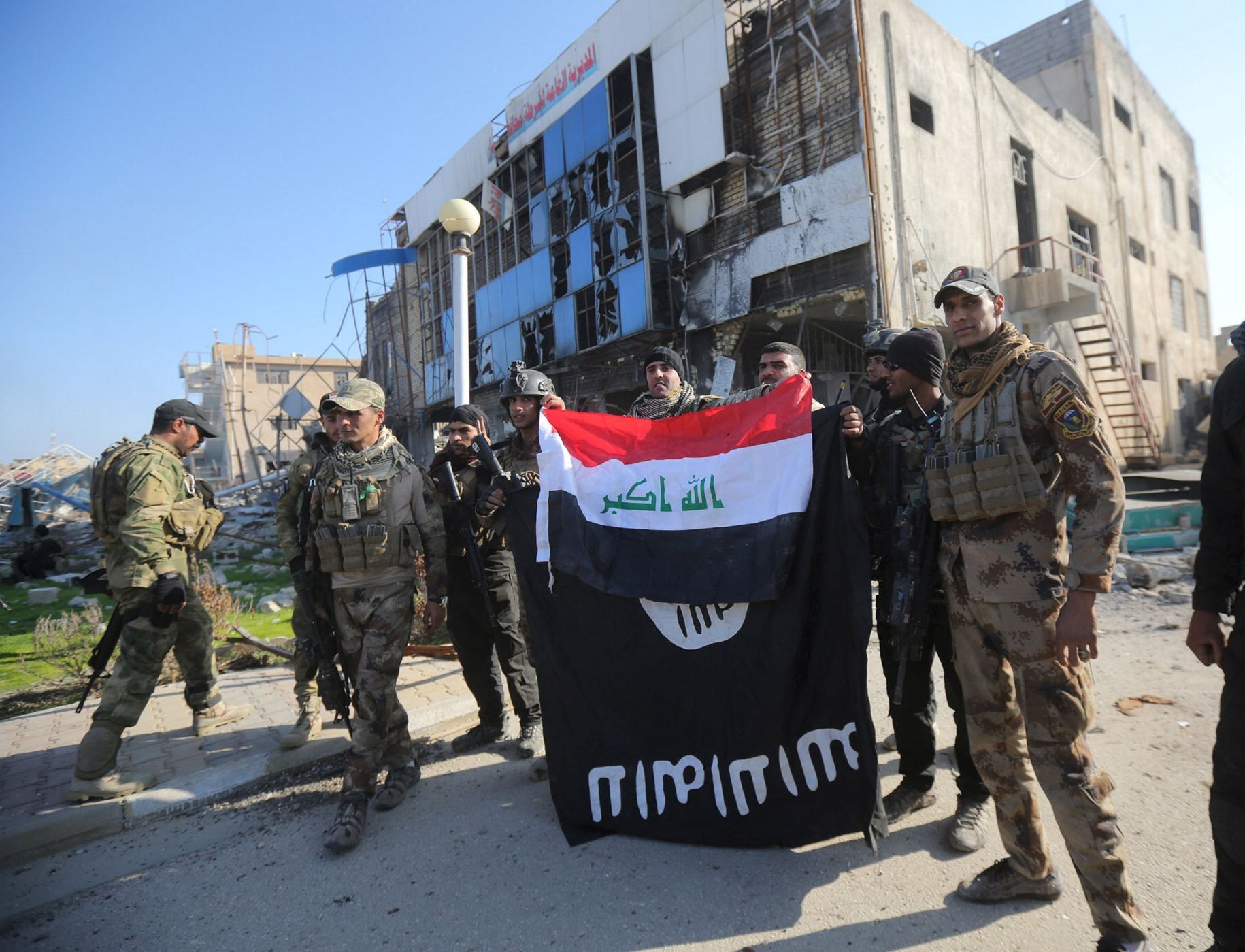 Iráčtí vojáci v dobytém Ramádí. Vlajku Islámského státu narazují iráckou.