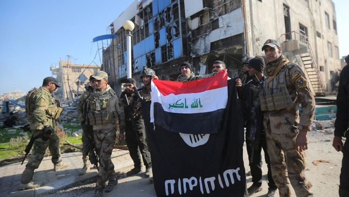 Iráčtí vojáci v dobytém Ramádí. Vlajku Islámského státu narazují iráckou.