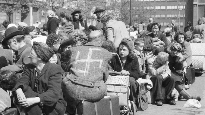 Pražští Němci čekají na kufrech na Strossmayerově náměstí v Holešovicích, květen 1945.