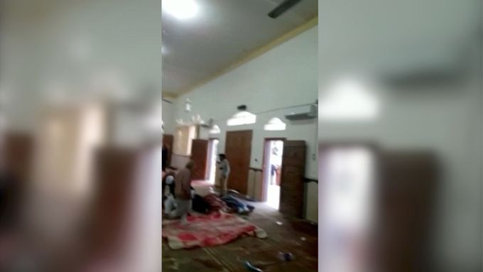 Nejhorší teroristický útok v Egyptě za desítky let. Teroristé přepadli a obklíčili mešitu