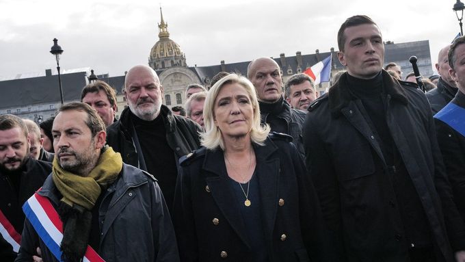 Šéfka krajně pravicové strany Národní sdružení Marine Le Penová na pochodu proti antisemitismu v Paříži