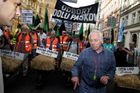 Odbory chtěly Kalouskovu hlavu, stačila by jim i omluva