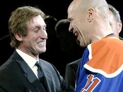 Kouč Phoenixu Coyotes Wayne Gretzky (vlevo) a Mark Messier při slavnostním ceremoniálu na počest Messiera v Edmontonu.
