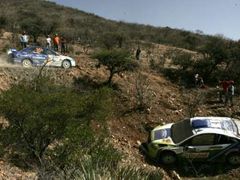 Gabriel Pozzo s Mitsrubihi projíždí kolem rozbitého Fordu finského jezdce Mikky Hirvonena.