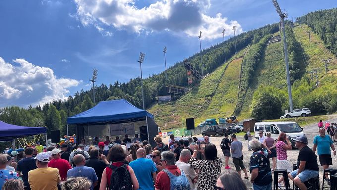 Harrachovský můstek K120 (vlevo) projde rekonstrukcí.