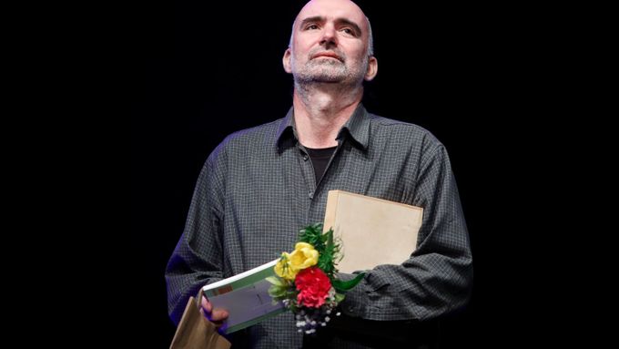 Tomáš Vůjtek z ostravské Komorní scény Aréna si přebírá Cenu divadelní kritiky za uplynulý rok.