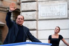 Berlusconi neporušil zákon sexem s nezletilou, řekl soud