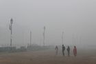 Indie se dlouhodobě potýká se znečištěným ovzduším. Loni OSN uvedla, že 14 z 15 nejvíce znečištěných měst na světě se nacházelo právě v tomto jihoasijském státě. Na prvním místě je metropole Dillí, která v těchto dnech bojuje s intenzivním smogem.